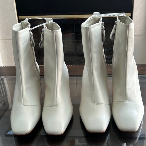 KURT GEIGER LONDON
RAINBOW STRUT WHITE LEATHER BOOTS - Picture 8 of 15
